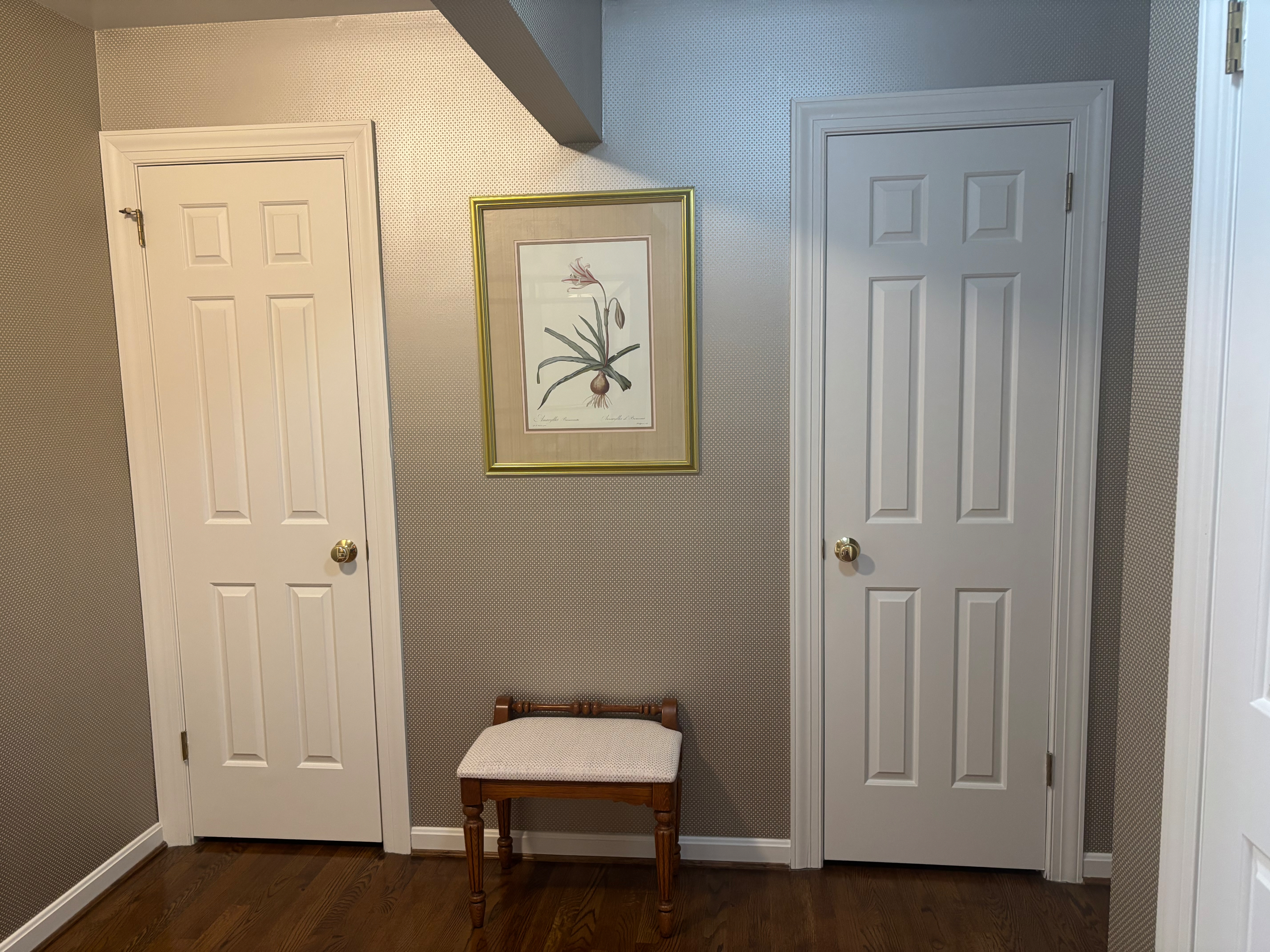 Private bedroom with an attached En-suite full bath in quiet Charles town Eatate - Ideal for Healthc - Photo 5
