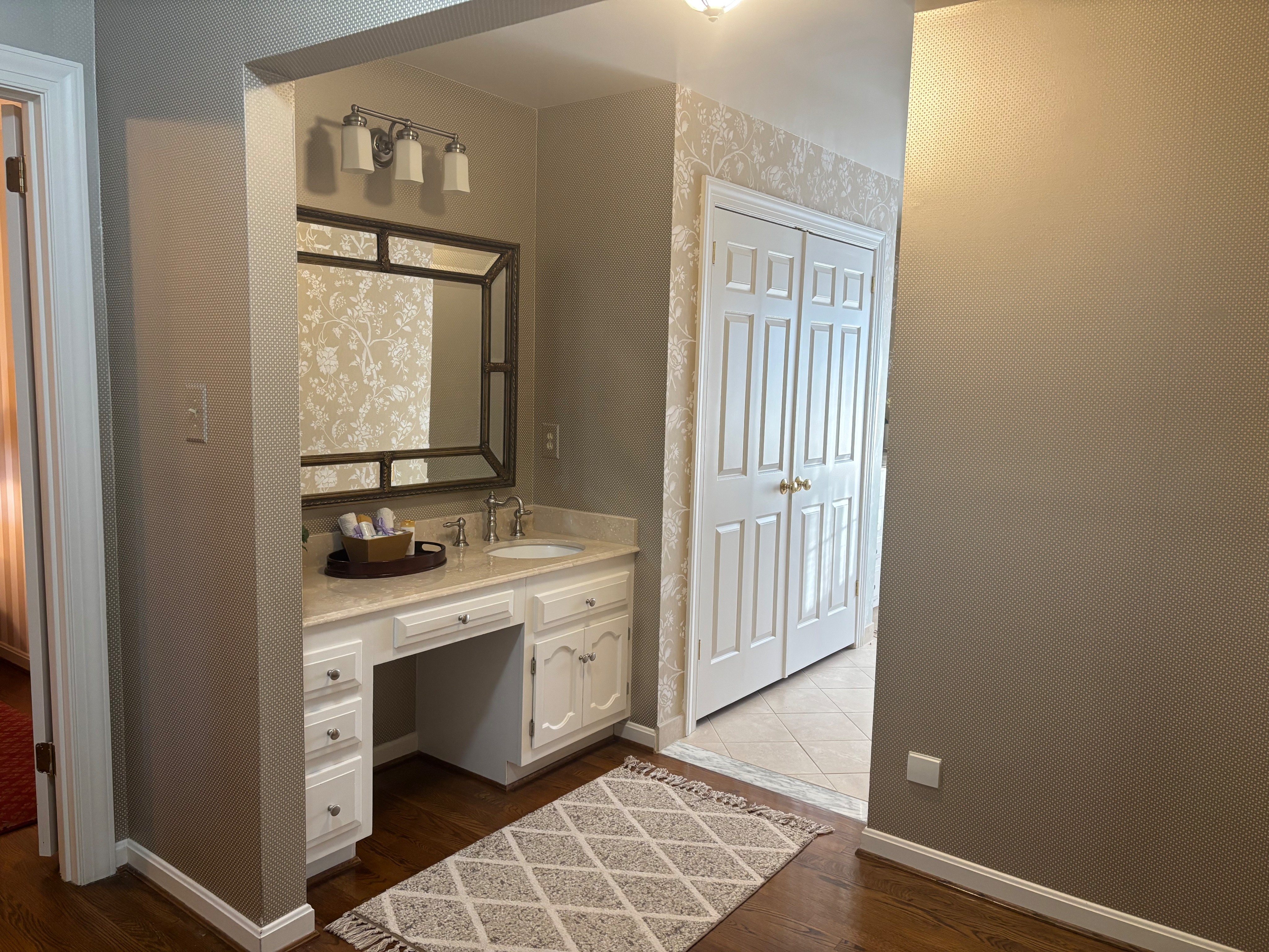 Private bedroom with an attached En-suite full bath in quiet Charles town Eatate - Ideal for Healthc - Photo 6