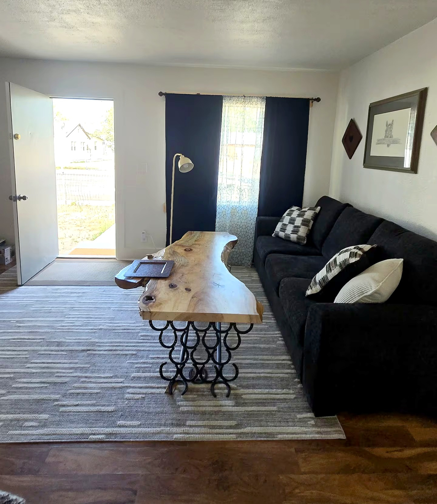Cozy Cottage Near the Hospital - Stocked Kitchen, Utilities & Wi-Fi Included - Photo 3