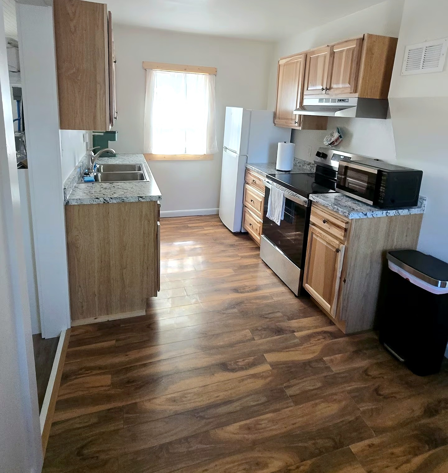 Cozy Cottage Near the Hospital - Stocked Kitchen, Utilities & Wi-Fi Included - Photo 4