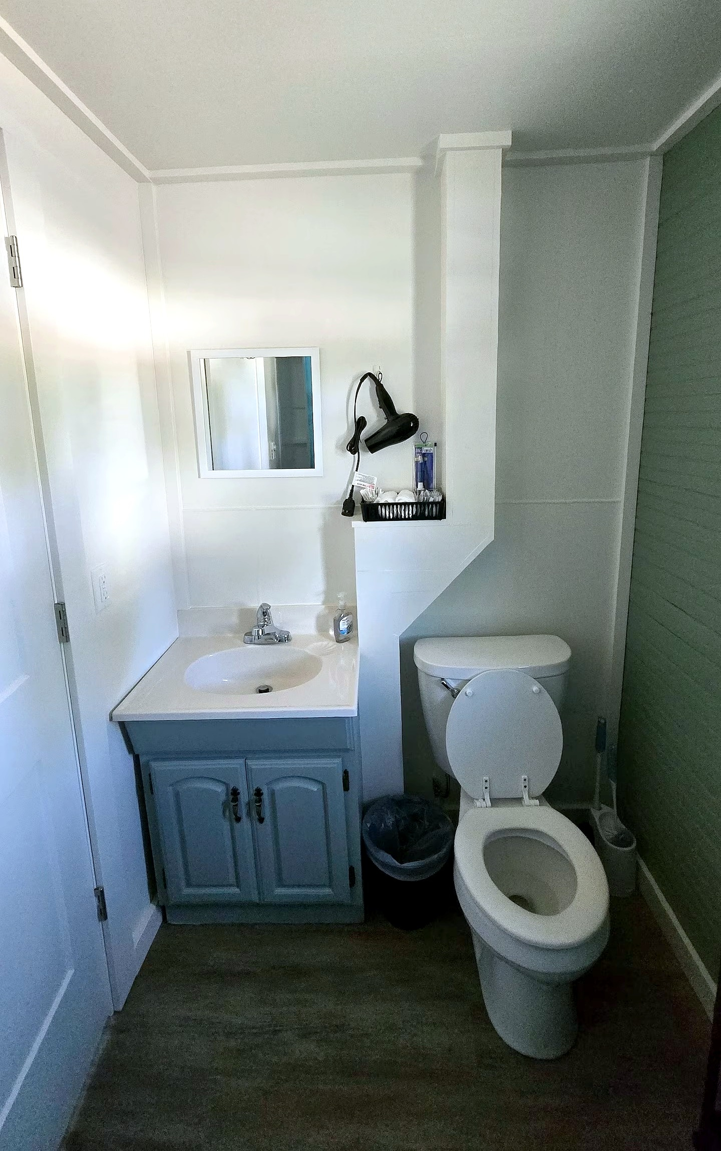 Cozy Cottage Near the Hospital - Stocked Kitchen, Utilities & Wi-Fi Included - Photo 9