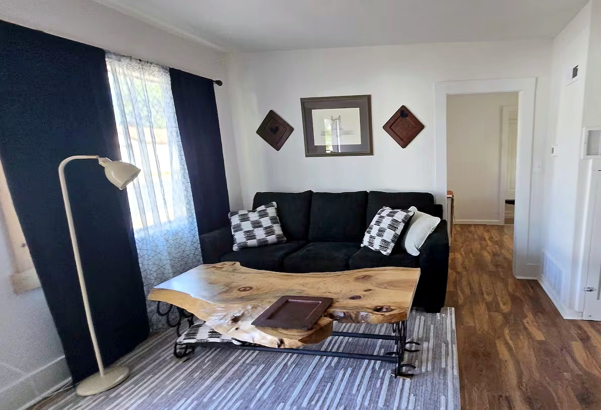 Cozy Cottage Near the Hospital - Stocked Kitchen, Utilities & Wi-Fi Included - Photo 2