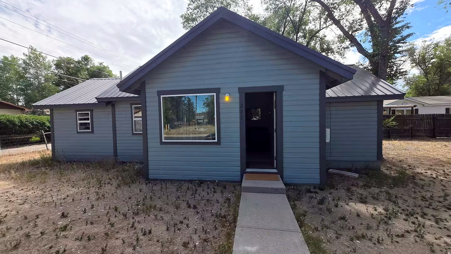 Cozy Cottage Near the Hospital - Stocked Kitchen, Utilities & Wi-Fi Included - Photo 1