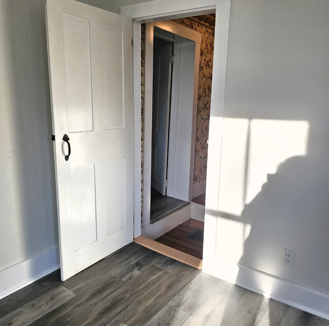 Large Bedroom in lovely old farmhouse. - Photo 6