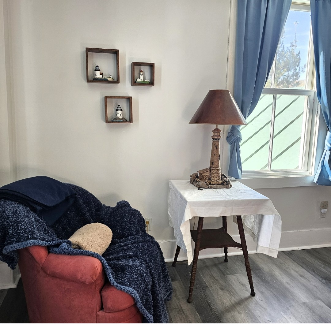 Large Bedroom in lovely old farmhouse. - Photo 3