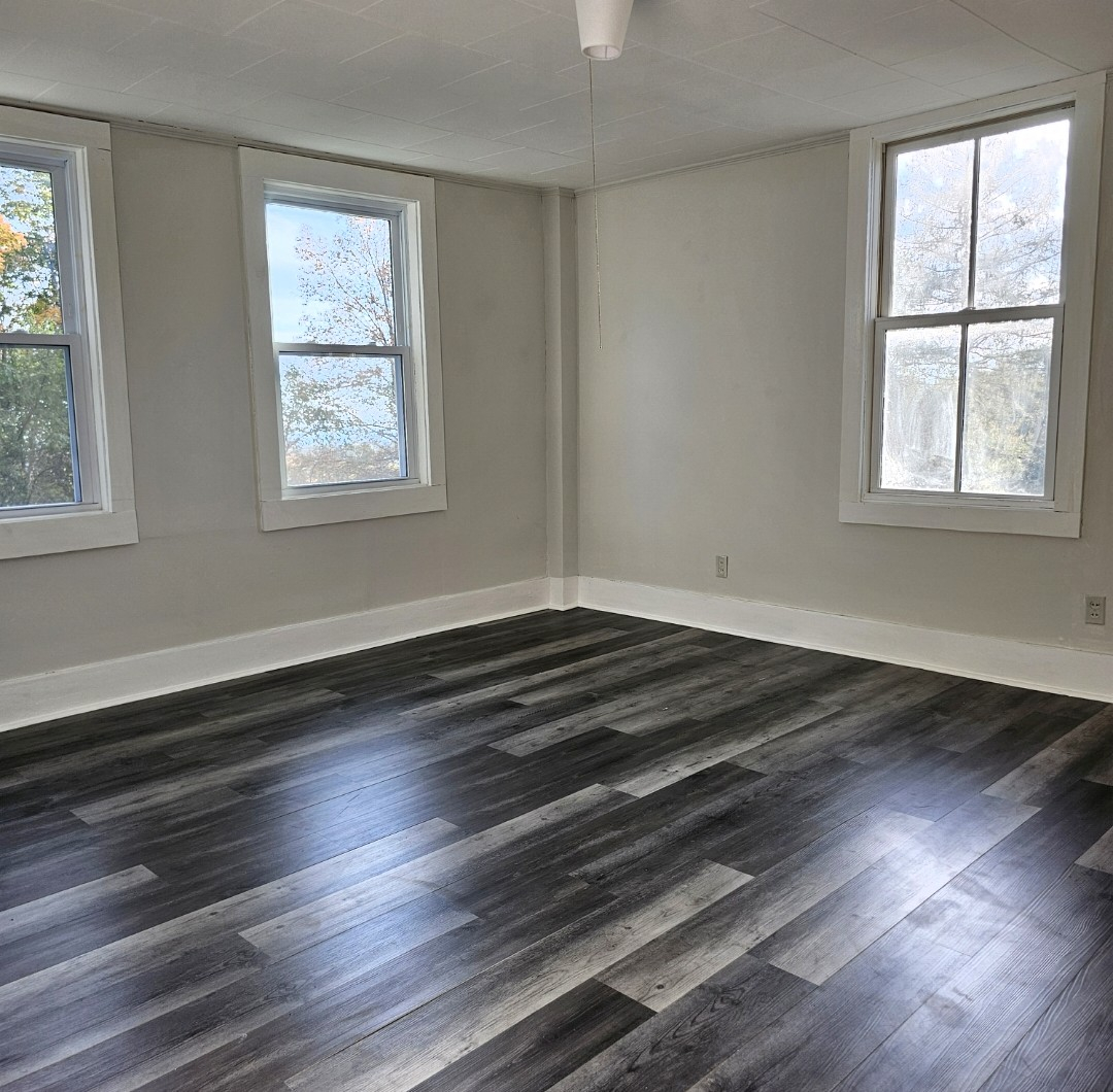Large Bedroom in lovely old farmhouse. - Photo 4