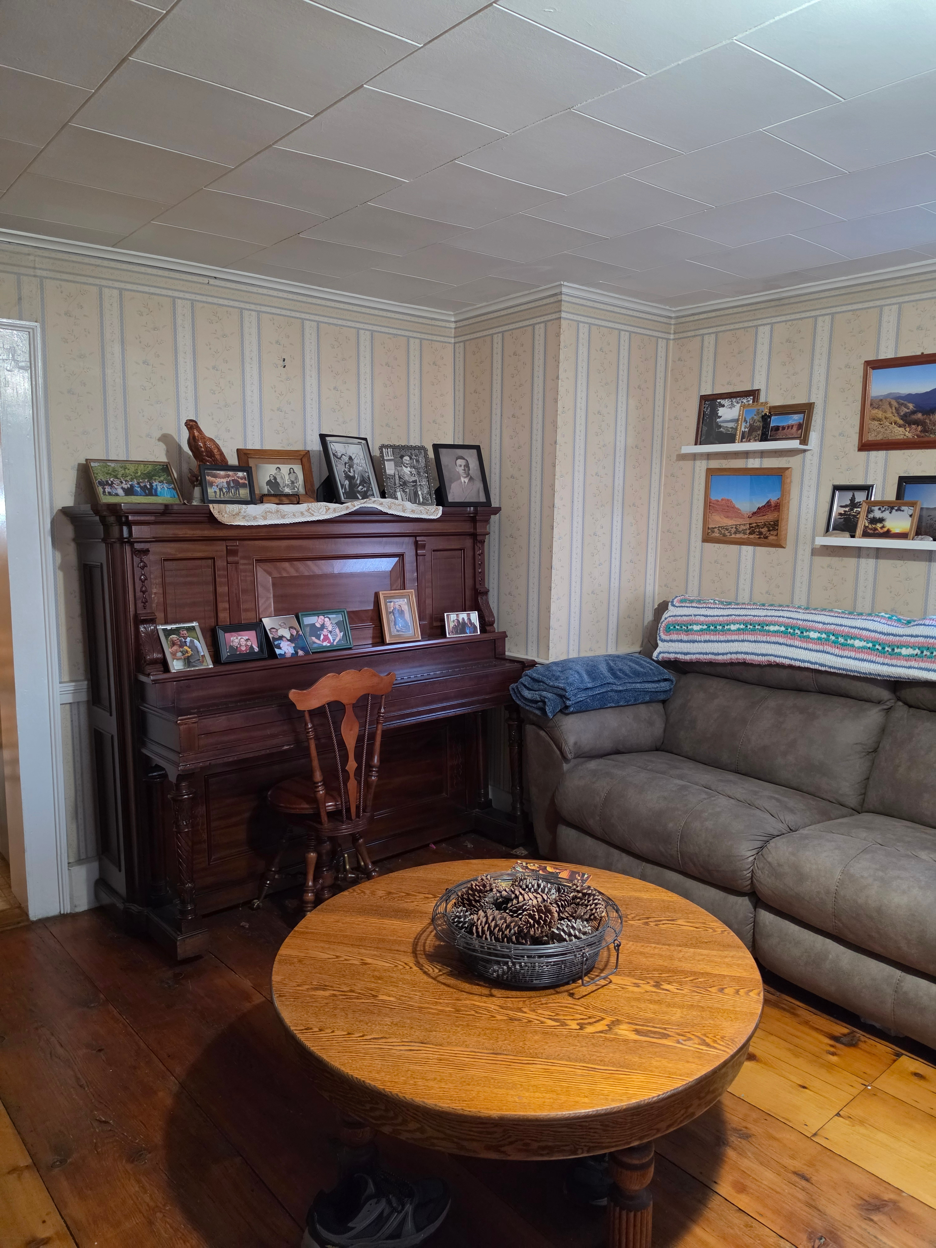 Large Bedroom in lovely old farmhouse. - Photo 12
