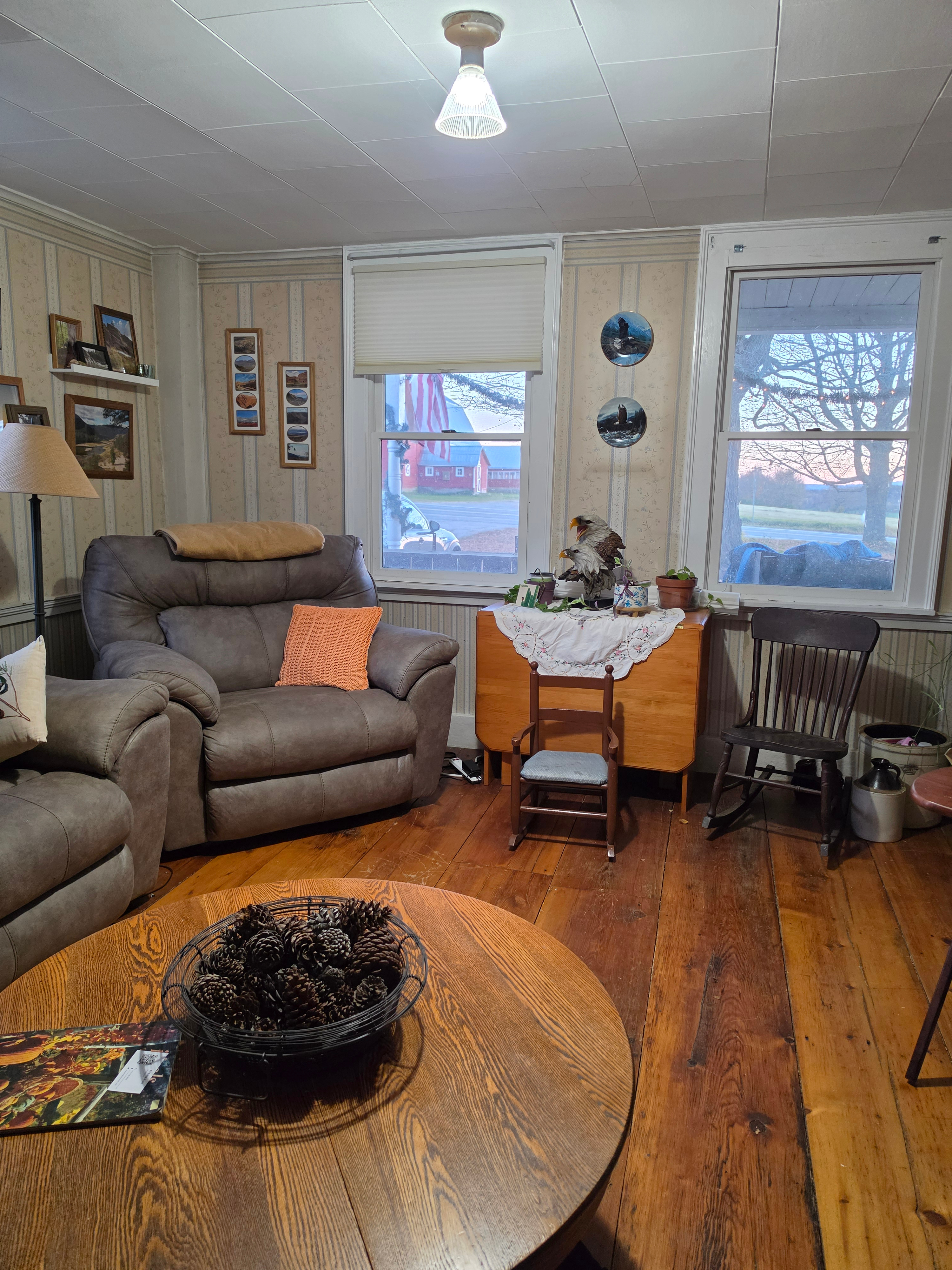 Large Bedroom in lovely old farmhouse. - Photo 11