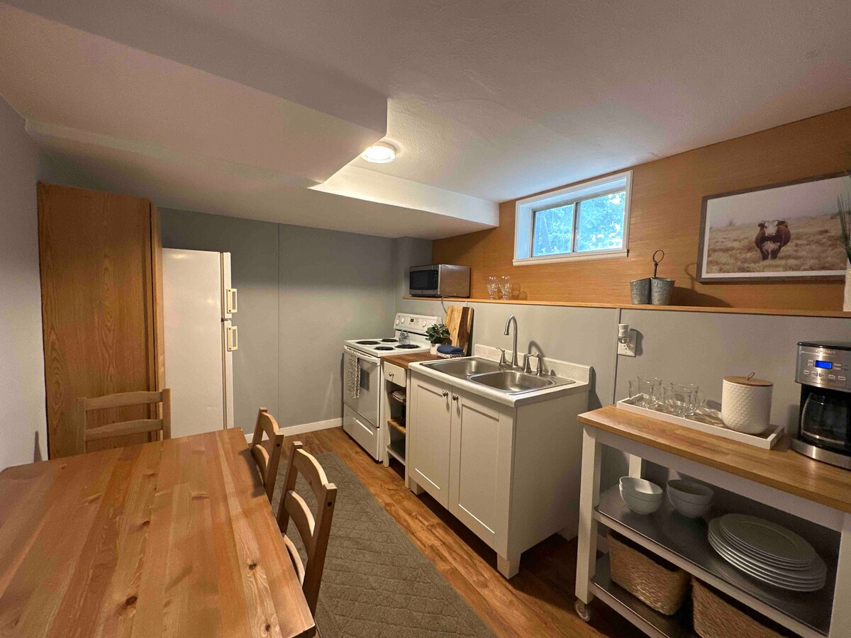 Spacious 1BR Near Downtown | Private Entry & Laundry - Photo 5