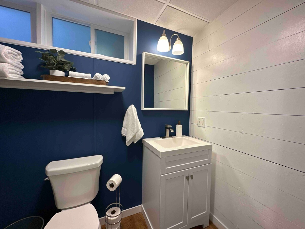 Spacious 1BR Near Downtown | Private Entry & Laundry - Photo 3