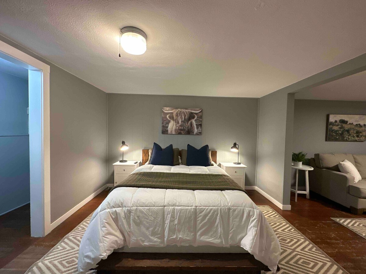 Spacious 1BR Near Downtown | Private Entry & Laundry - Photo 11