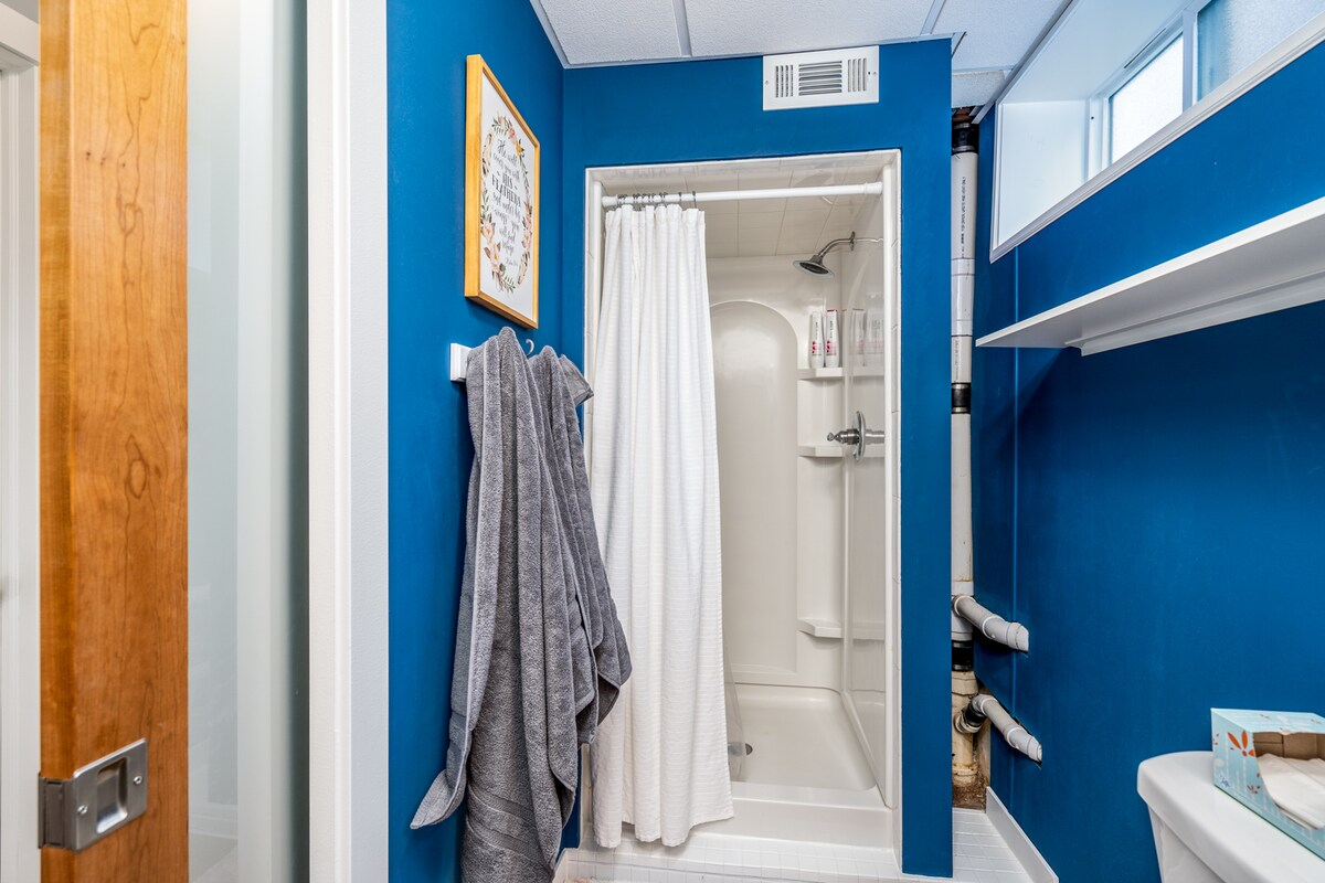 Spacious 1BR Near Downtown | Private Entry & Laundry - Photo 6