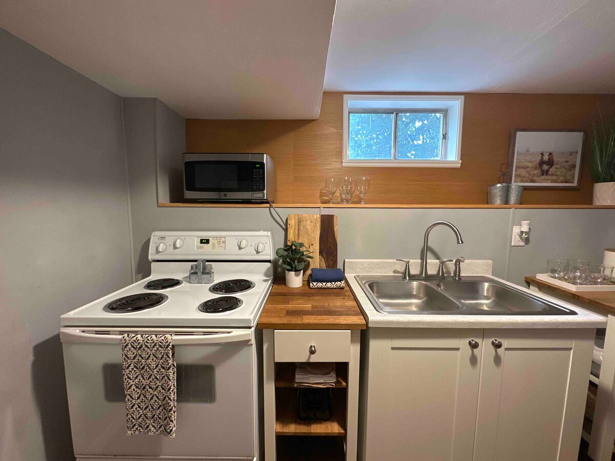 Spacious 1BR Near Downtown | Private Entry & Laundry - Photo 8