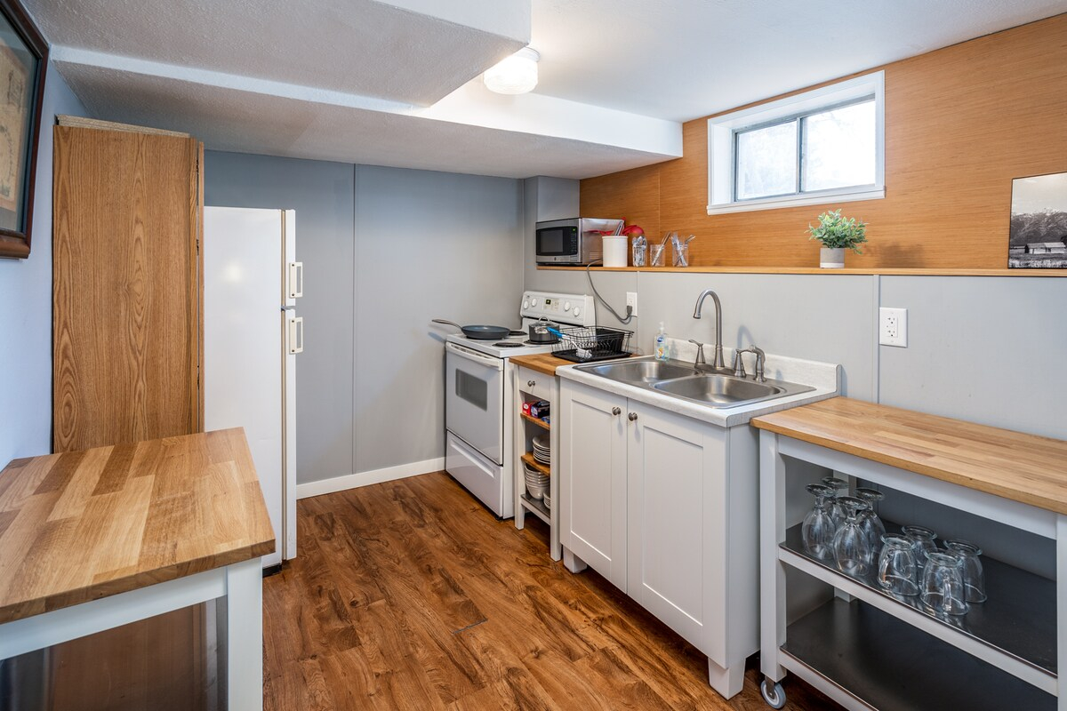 Spacious 1BR Near Downtown | Private Entry & Laundry - Photo 4