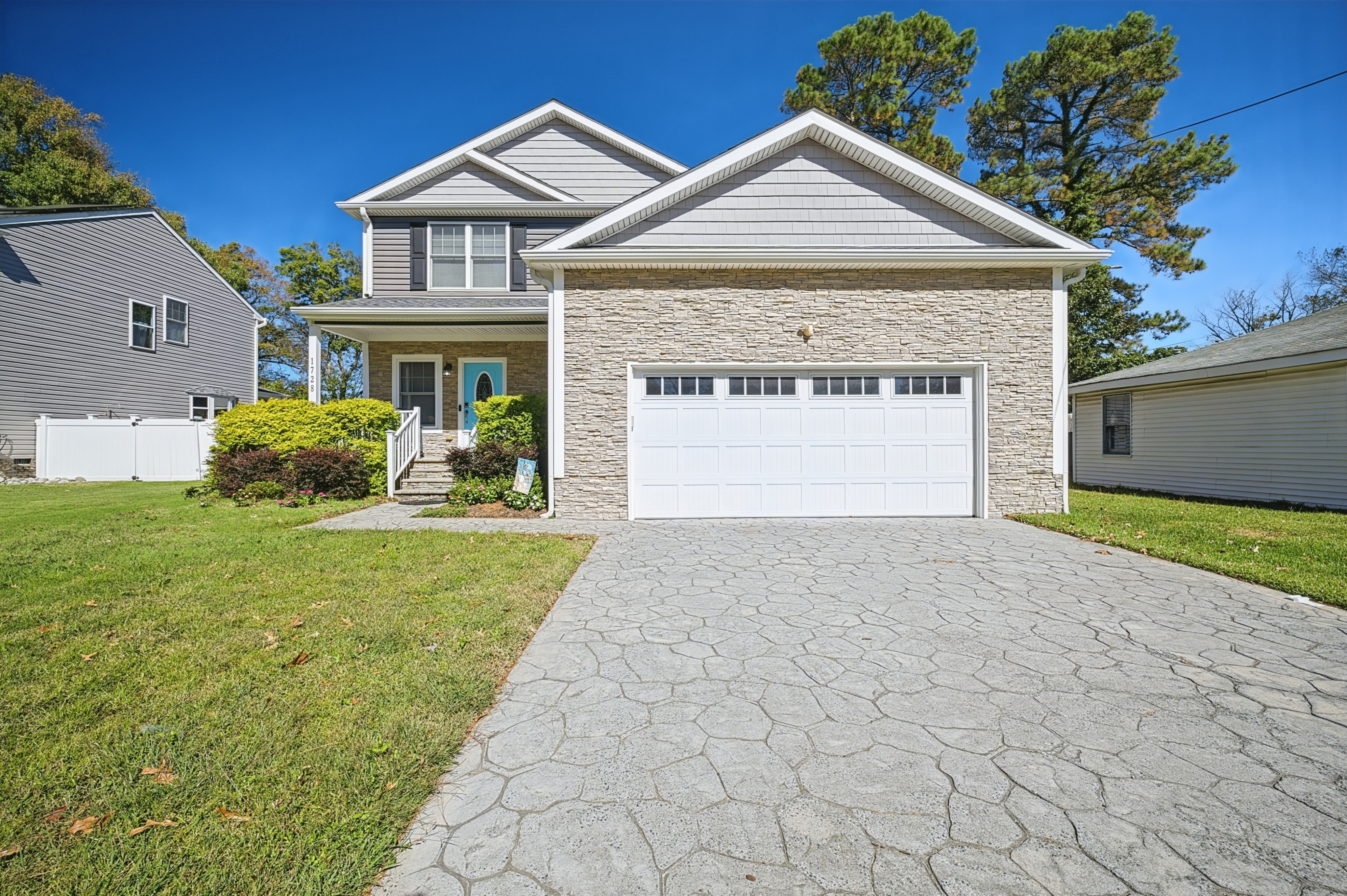 Seafoam Sanctuary: Live in Coastal Comfort & Walk to the Beach