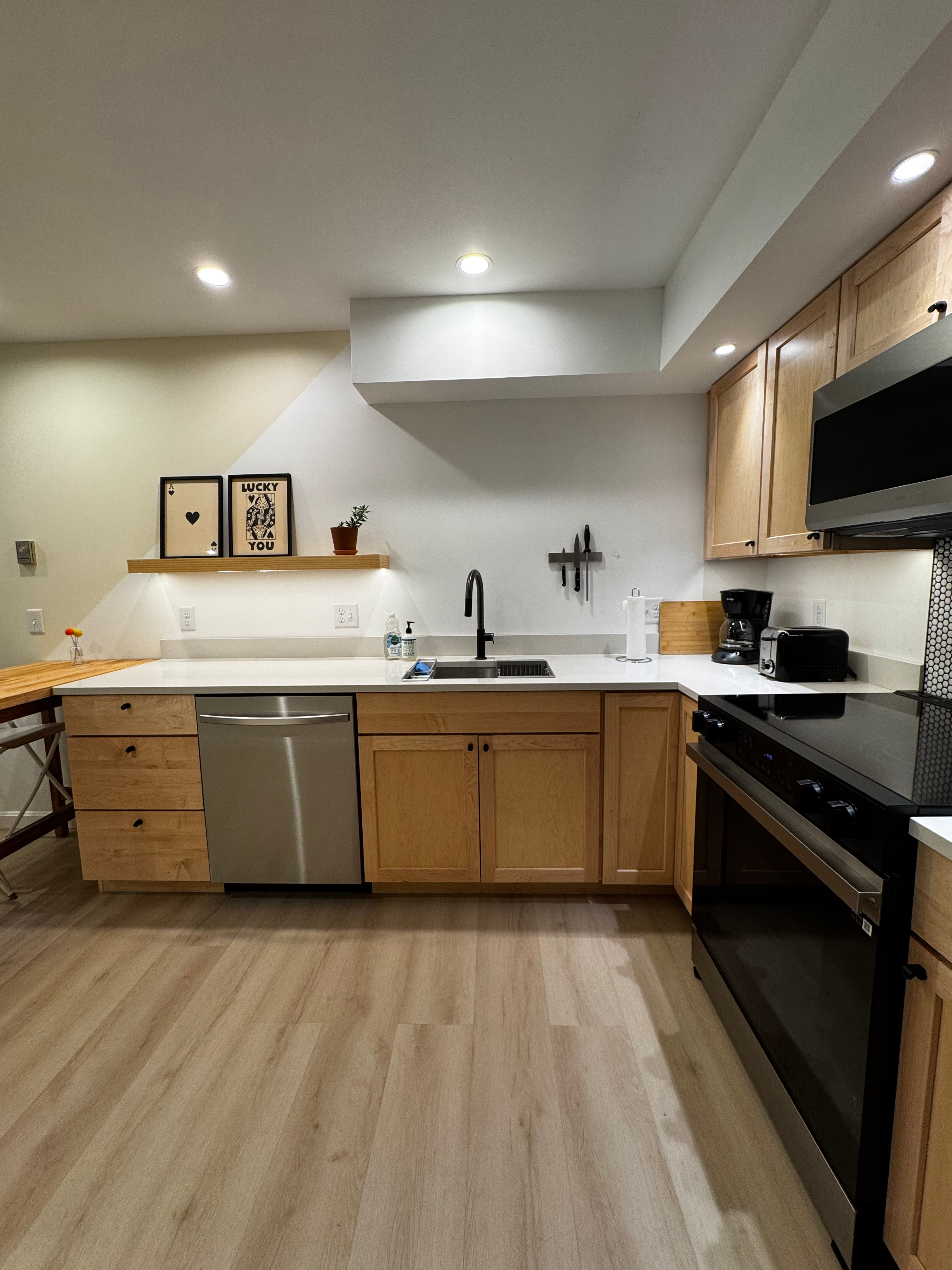 Ideal downtown location, walk everywhere. Perfect combination of convenience and privacy. - Photo 2