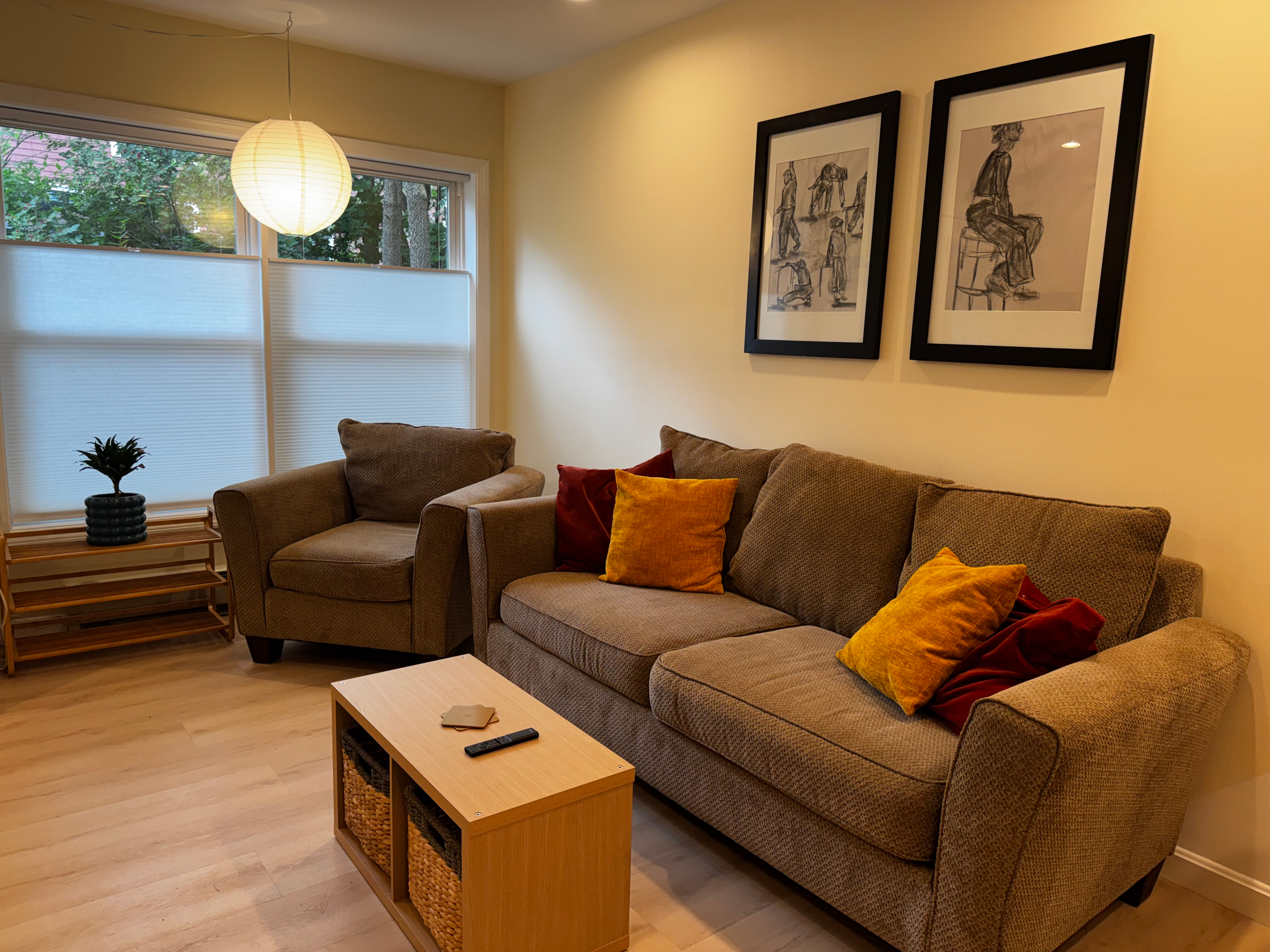 Ideal downtown location, walk everywhere. Perfect combination of convenience and privacy. - Photo 8