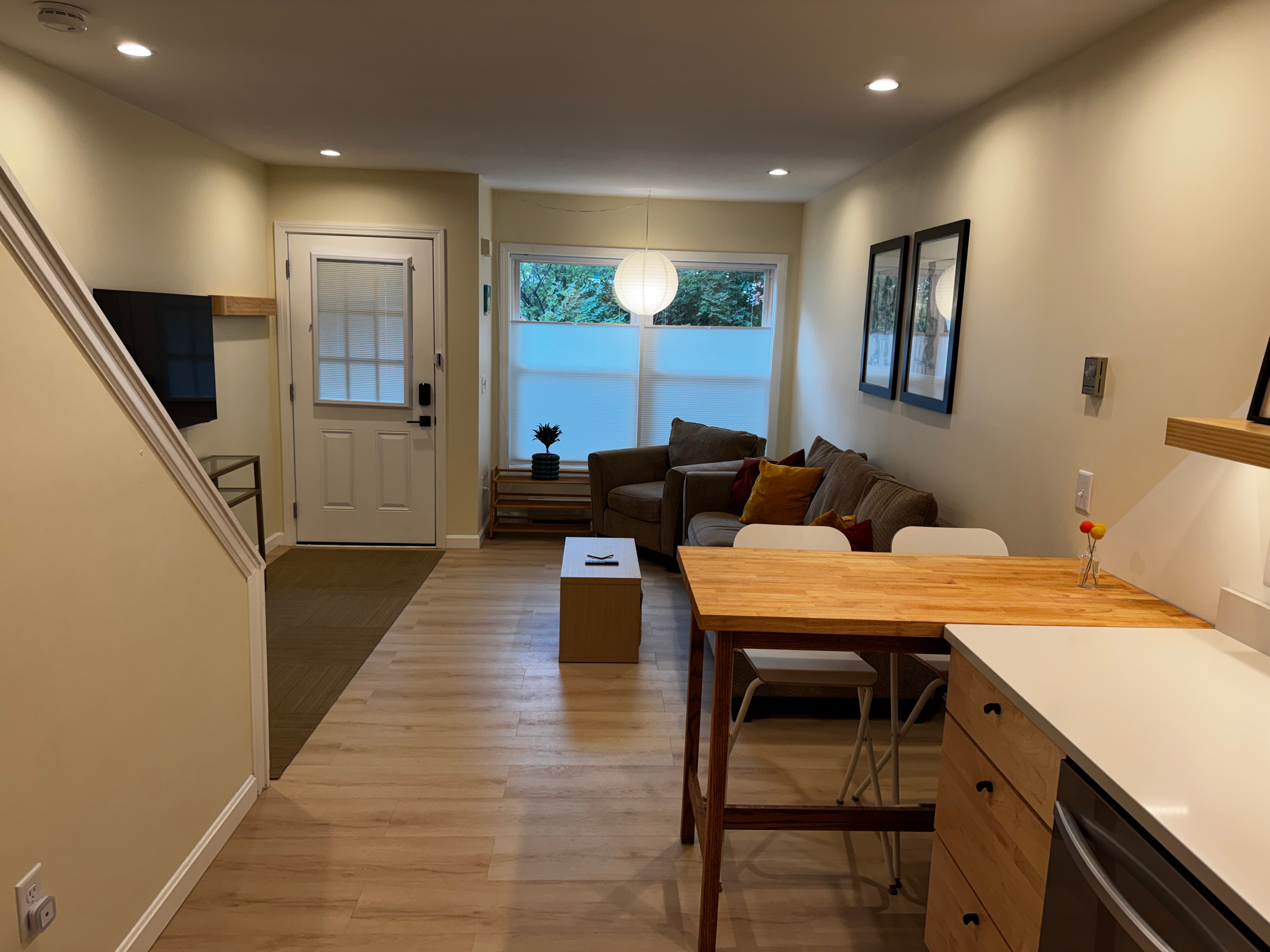 Ideal downtown location, walk everywhere. Perfect combination of convenience and privacy. - Photo 4