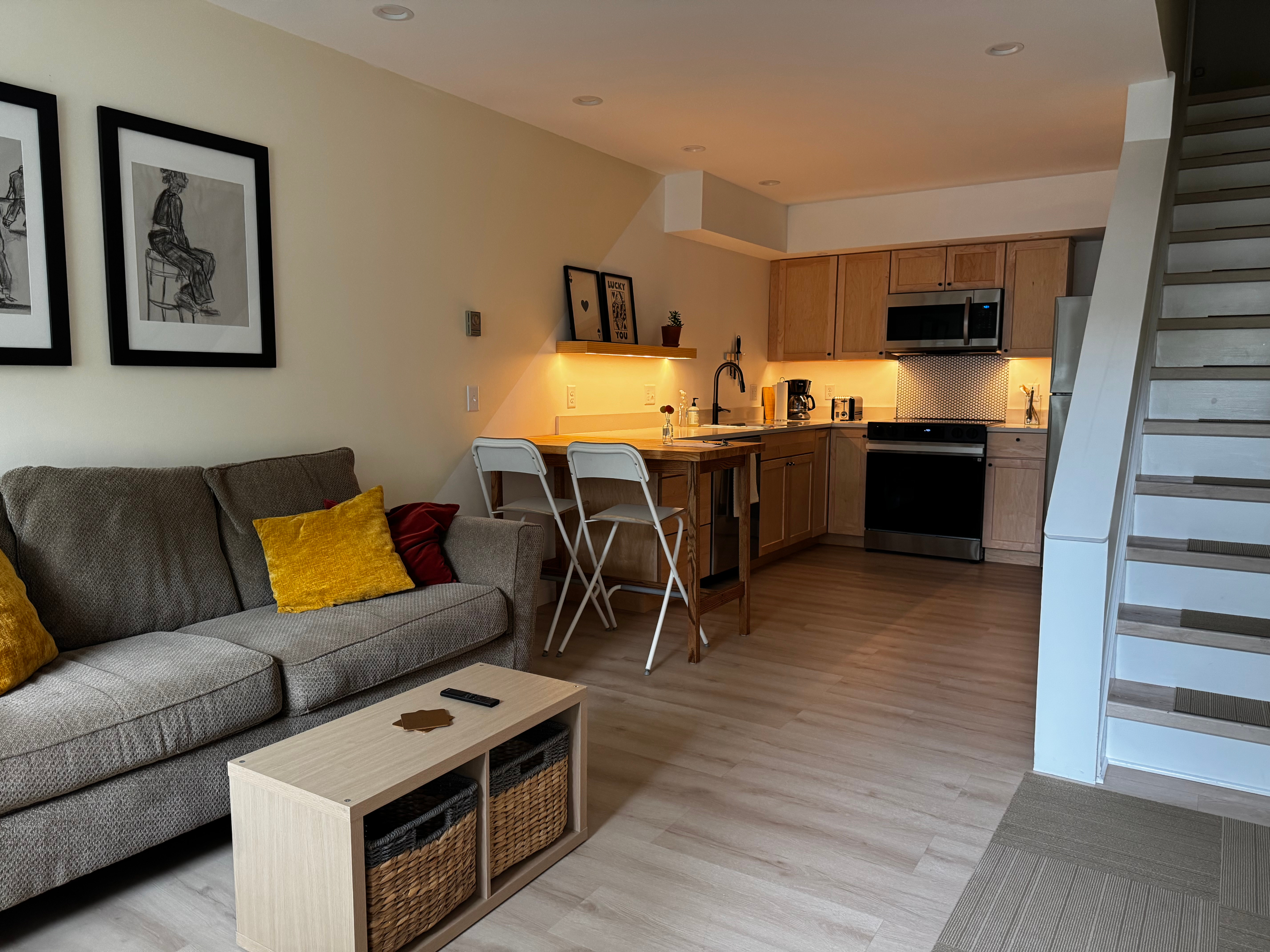 Ideal downtown location, walk everywhere. Perfect combination of convenience and privacy. - Photo 3