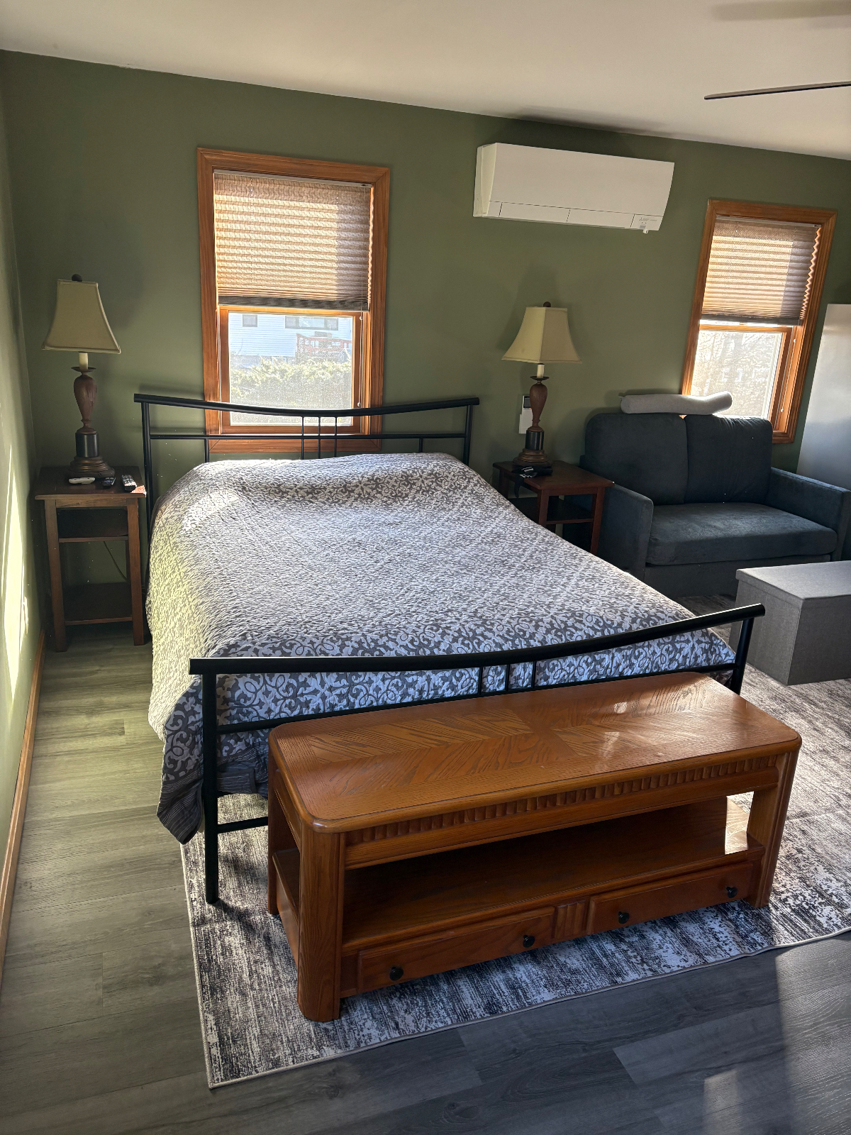 Private room with attached bathroom/laundry - Photo 1