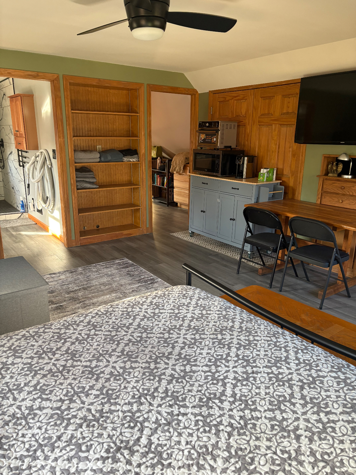 Private room with attached bathroom/laundry - Photo 4