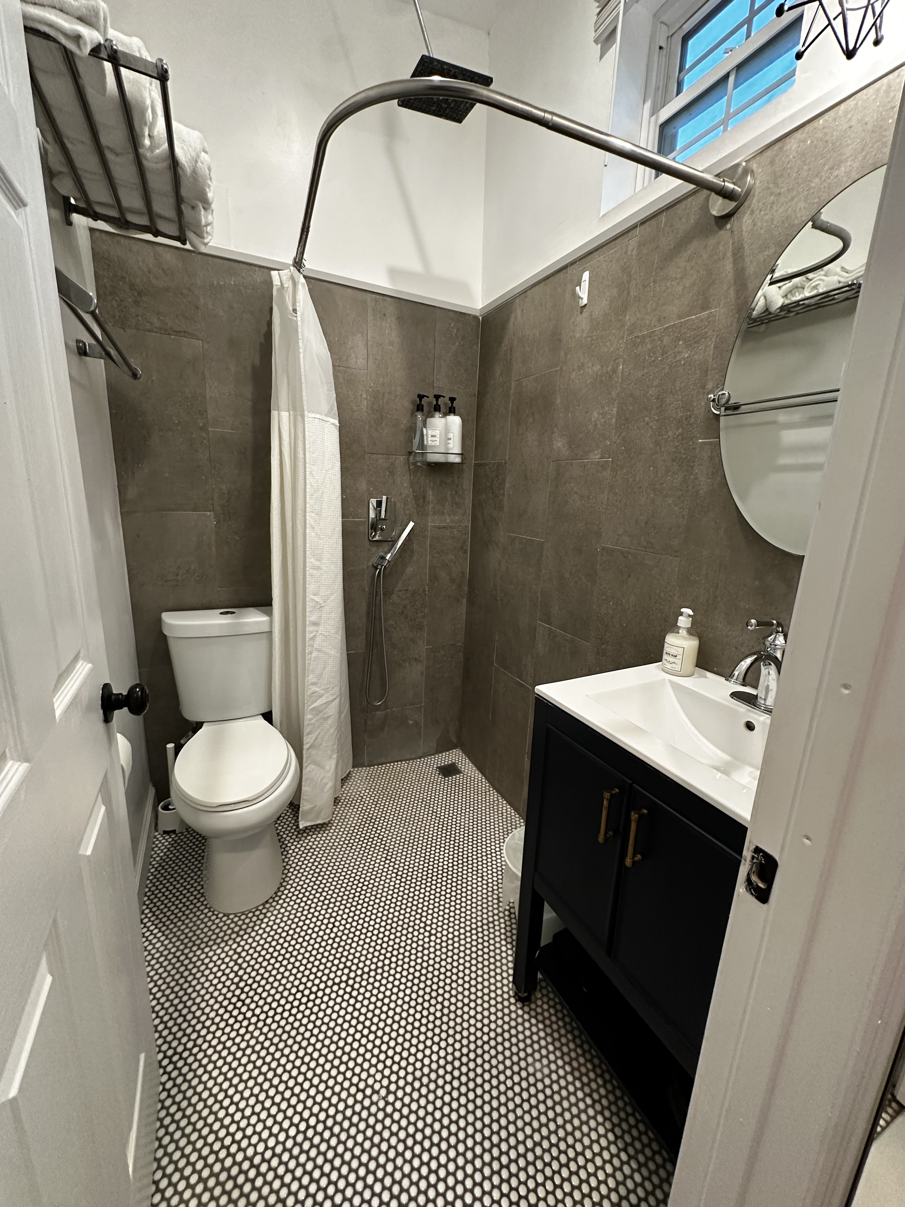 Adorable Modern Studio East, Clean, Comfy, near beach & downtown. - Photo 10