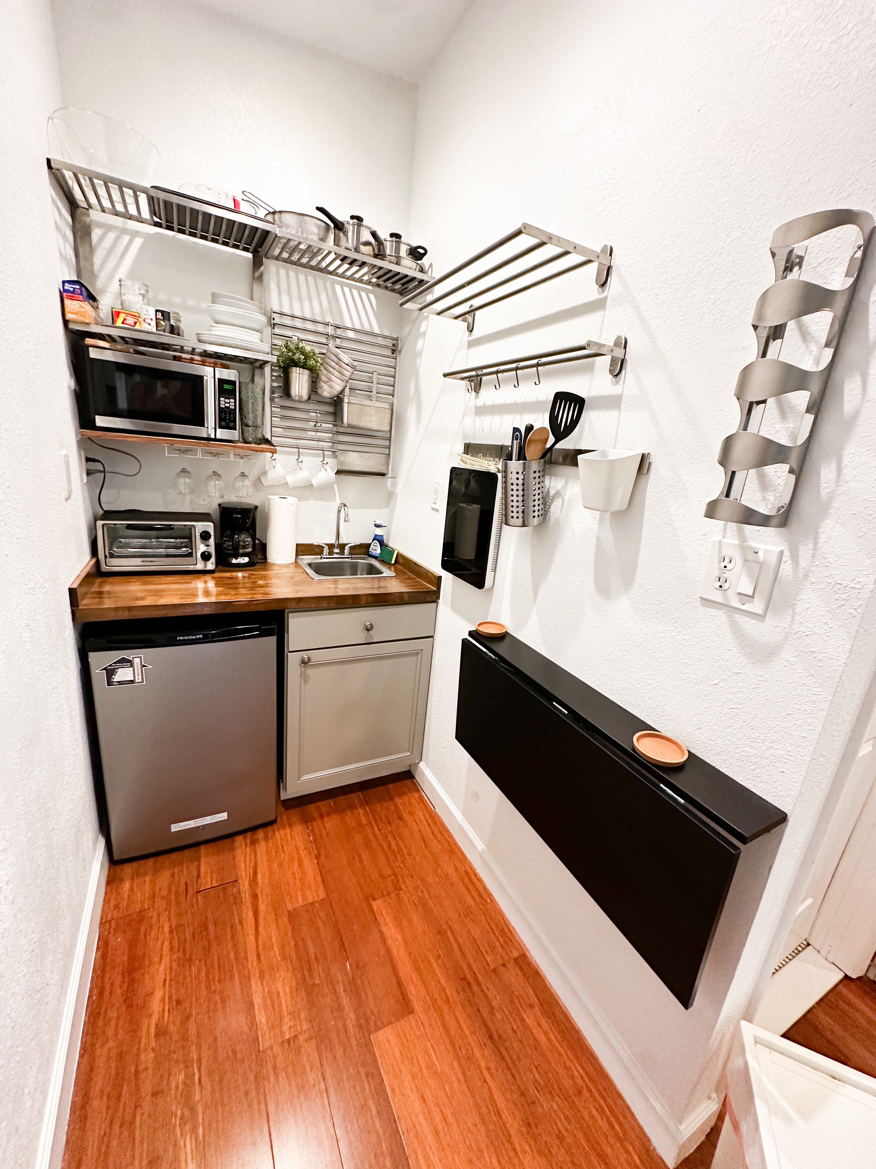 Adorable Modern Studio East, Clean, Comfy, near beach & downtown. - Photo 12