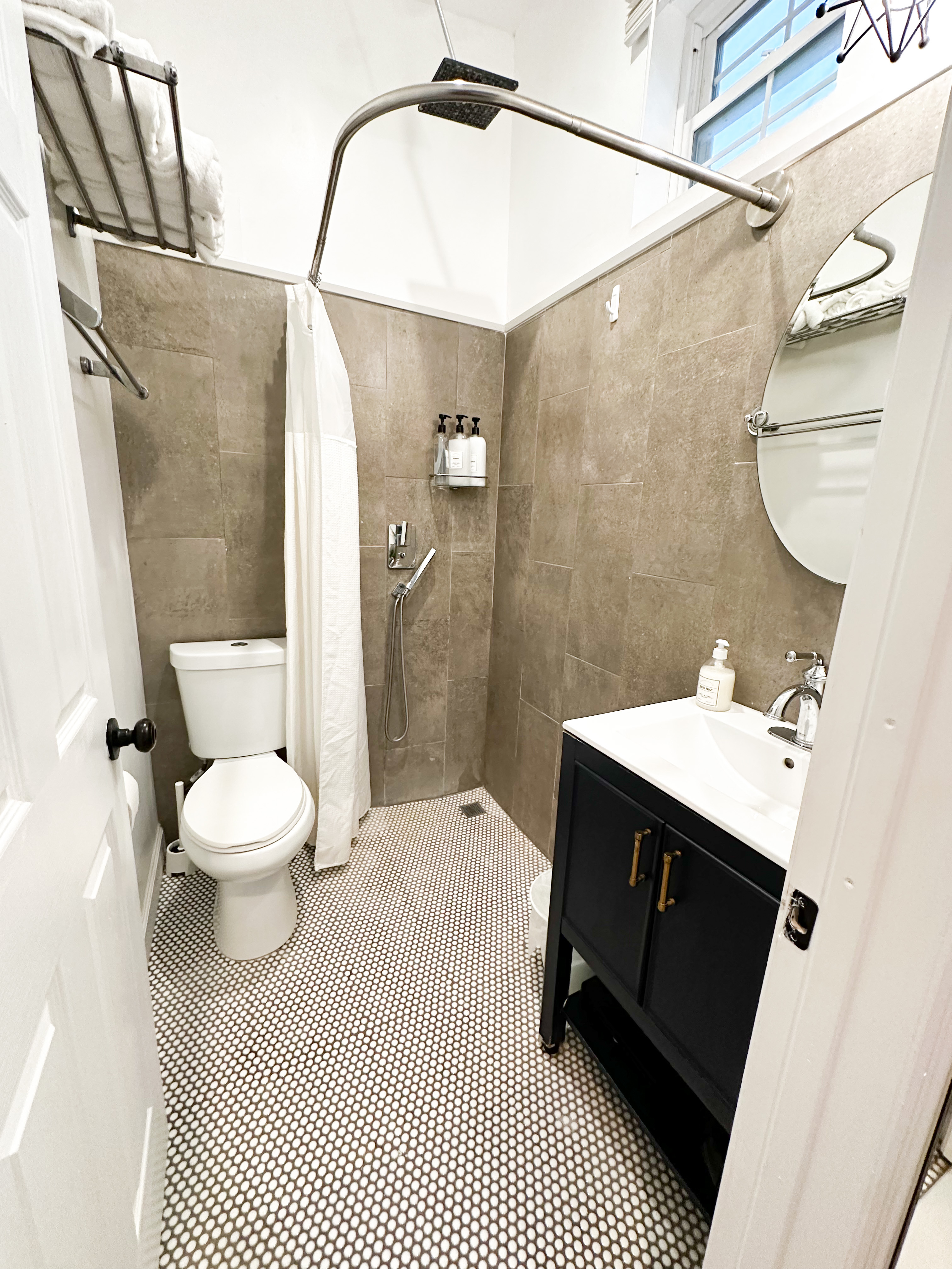 Adorable Modern Studio East, Clean, Comfy, near beach & downtown. - Photo 5