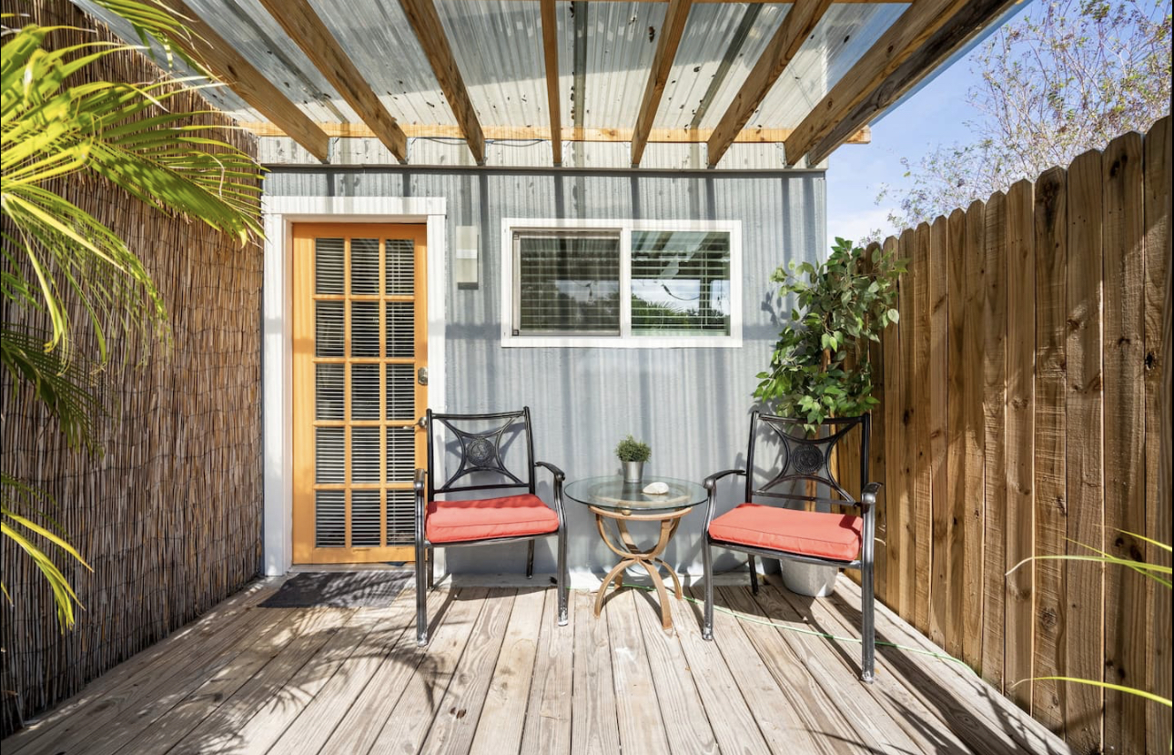 Adorable Modern Studio East, Clean, Comfy, near beach & downtown. - Photo 3
