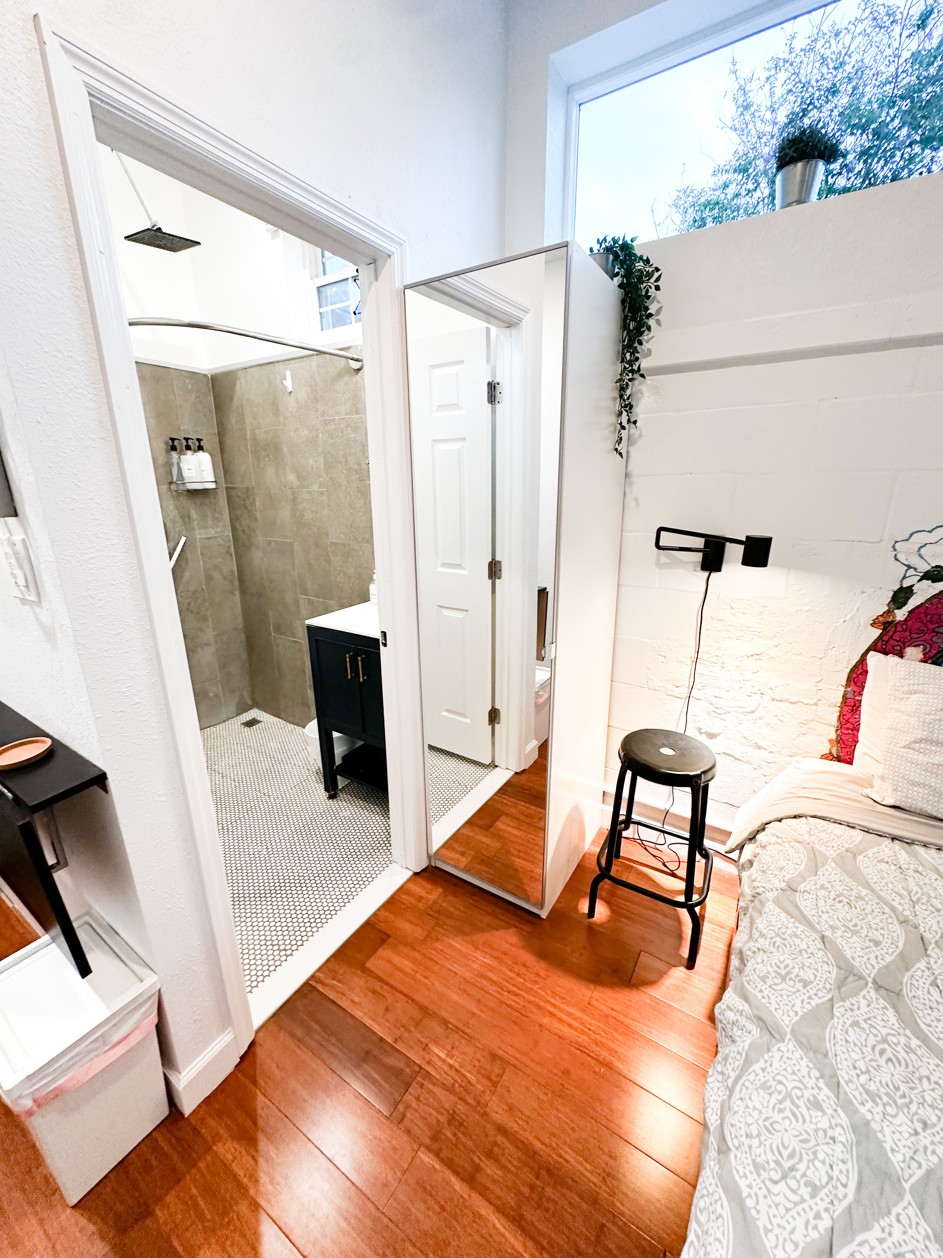 Adorable Modern Studio East, Clean, Comfy, near beach & downtown. - Photo 9