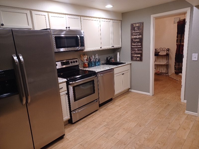 Peace Filled Basement Apartment with washer&dryer - Photo 8