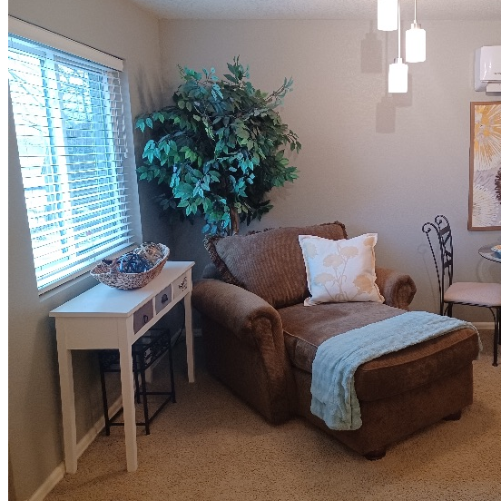 Peace Filled Basement Apartment with washer&dryer - Photo 4