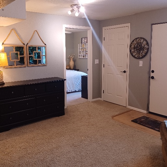 Peace Filled Basement Apartment with washer&dryer - Photo 2