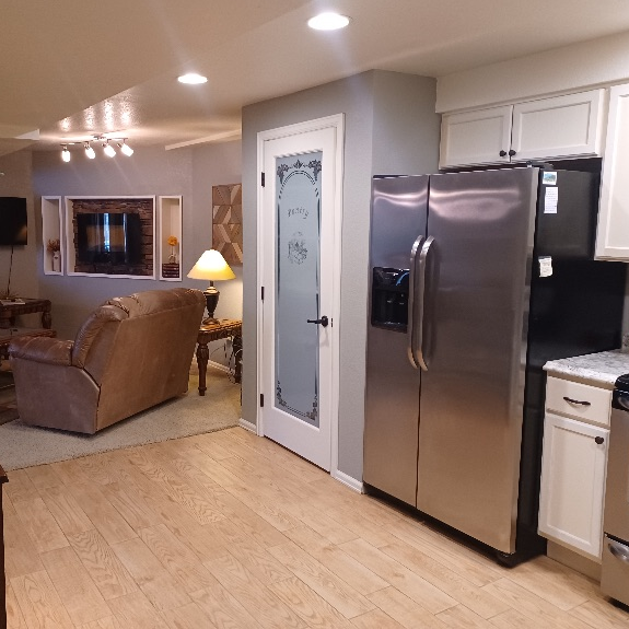 Peace Filled Basement Apartment with washer&dryer - Photo 10