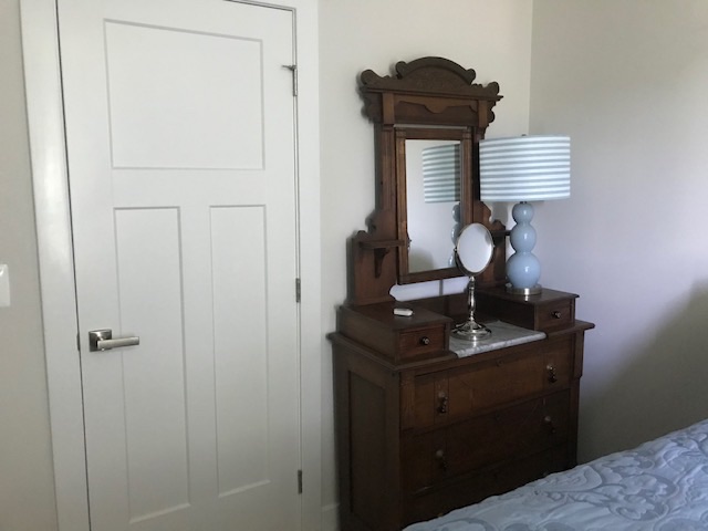 5 STAR -LARGE QUEEN RM W BATH & Semi-Private Entry - Photo 8