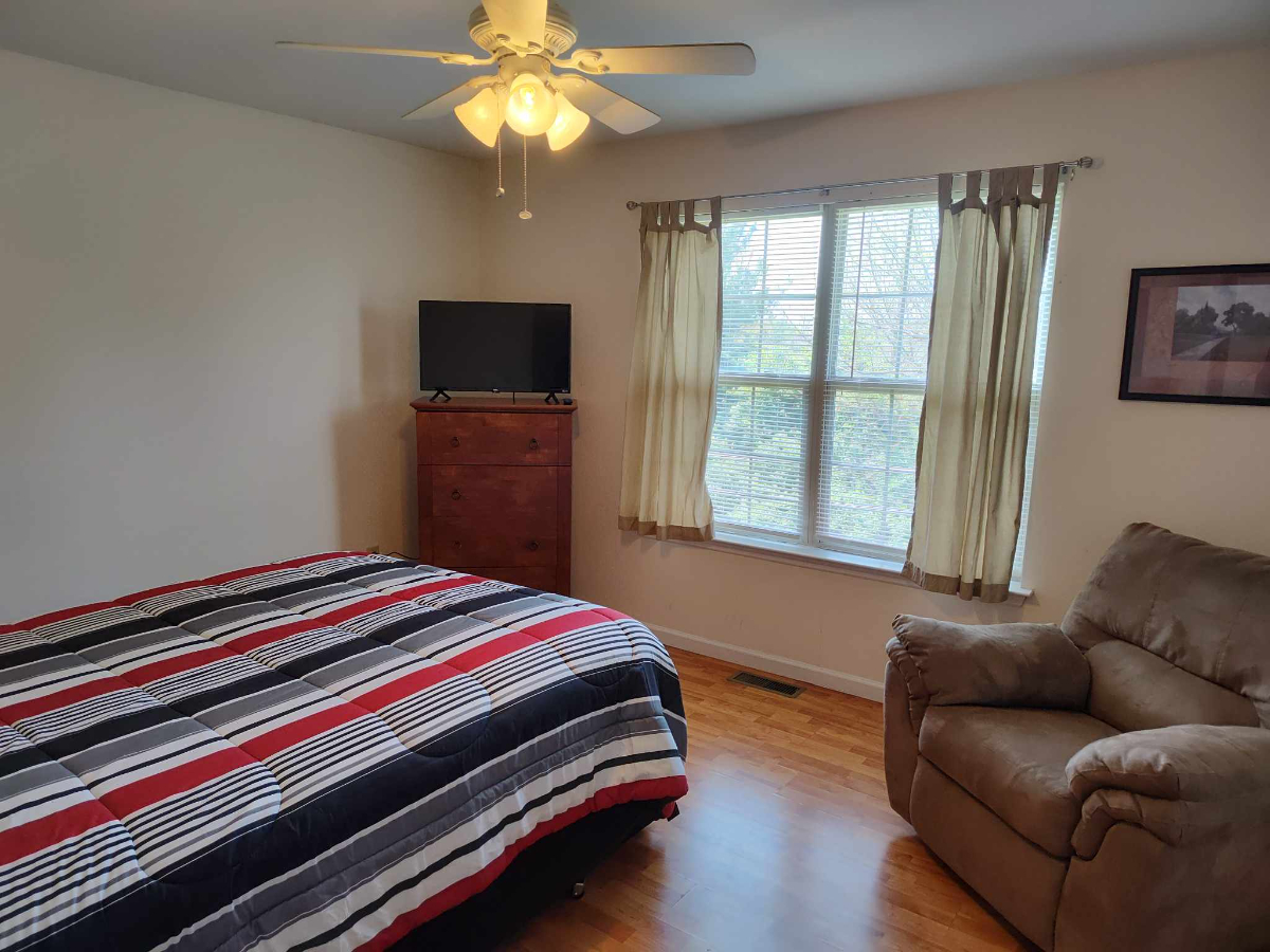 Nice 2 bedroom townhome in quiet neighborhood - Photo 2