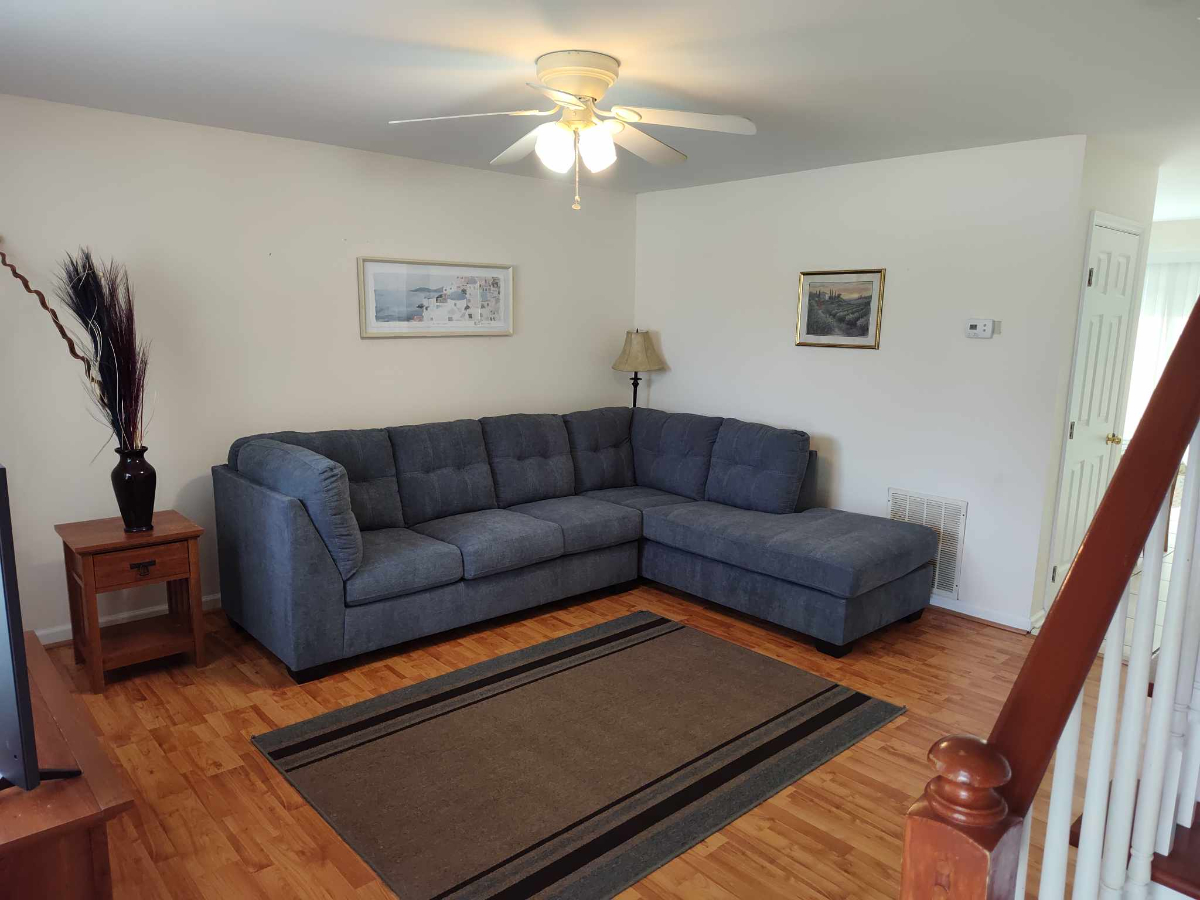 Nice 2 bedroom townhome in quiet neighborhood - Photo 3