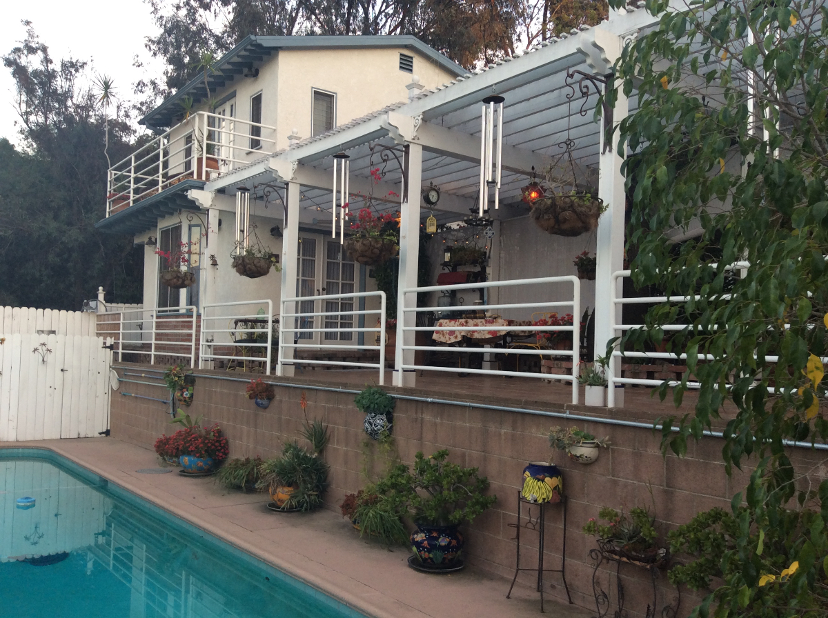 Charming Back House