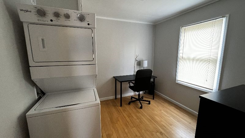 244 Private 2 bed/1 bath unit - Photo 2