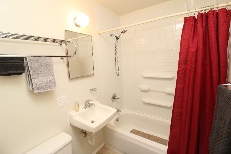 244 Private 2 bed/1 bath unit - Photo 9