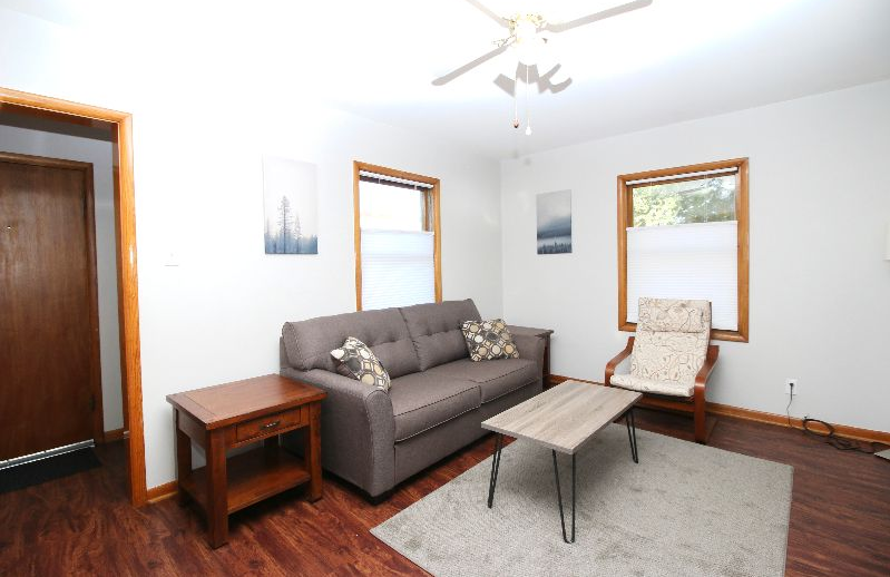 244 Private 2 bed/1 bath unit - Photo 4