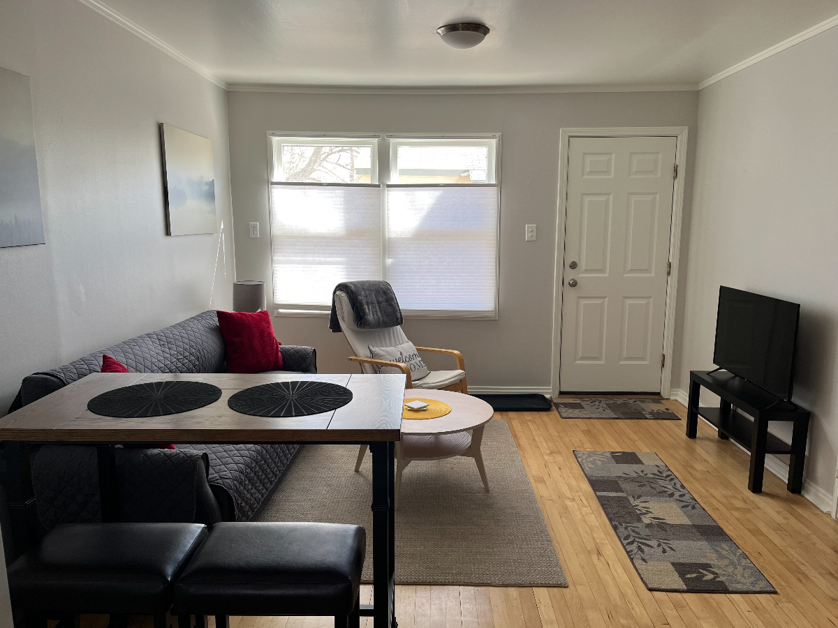 244 Private 2 bed/1 bath unit - Photo 2