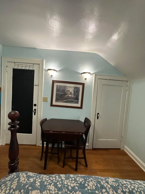 Private Suite w/ ensuite bath - 7 min. to hospital - Photo 3
