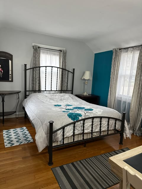 Private Suite w/ ensuite bath - 7 min. to hospital - Photo 1