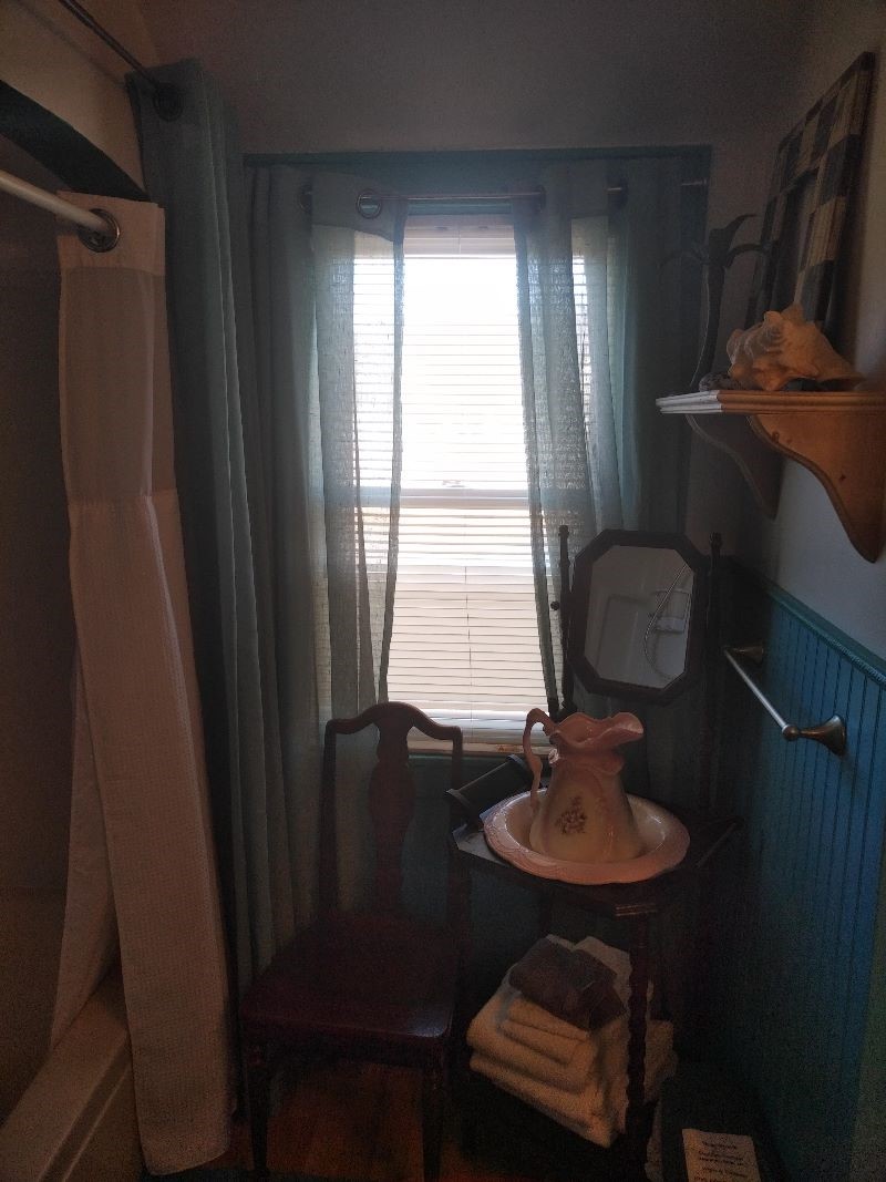 Private Suite w/ ensuite bath - 7 min. to hospital - Photo 11