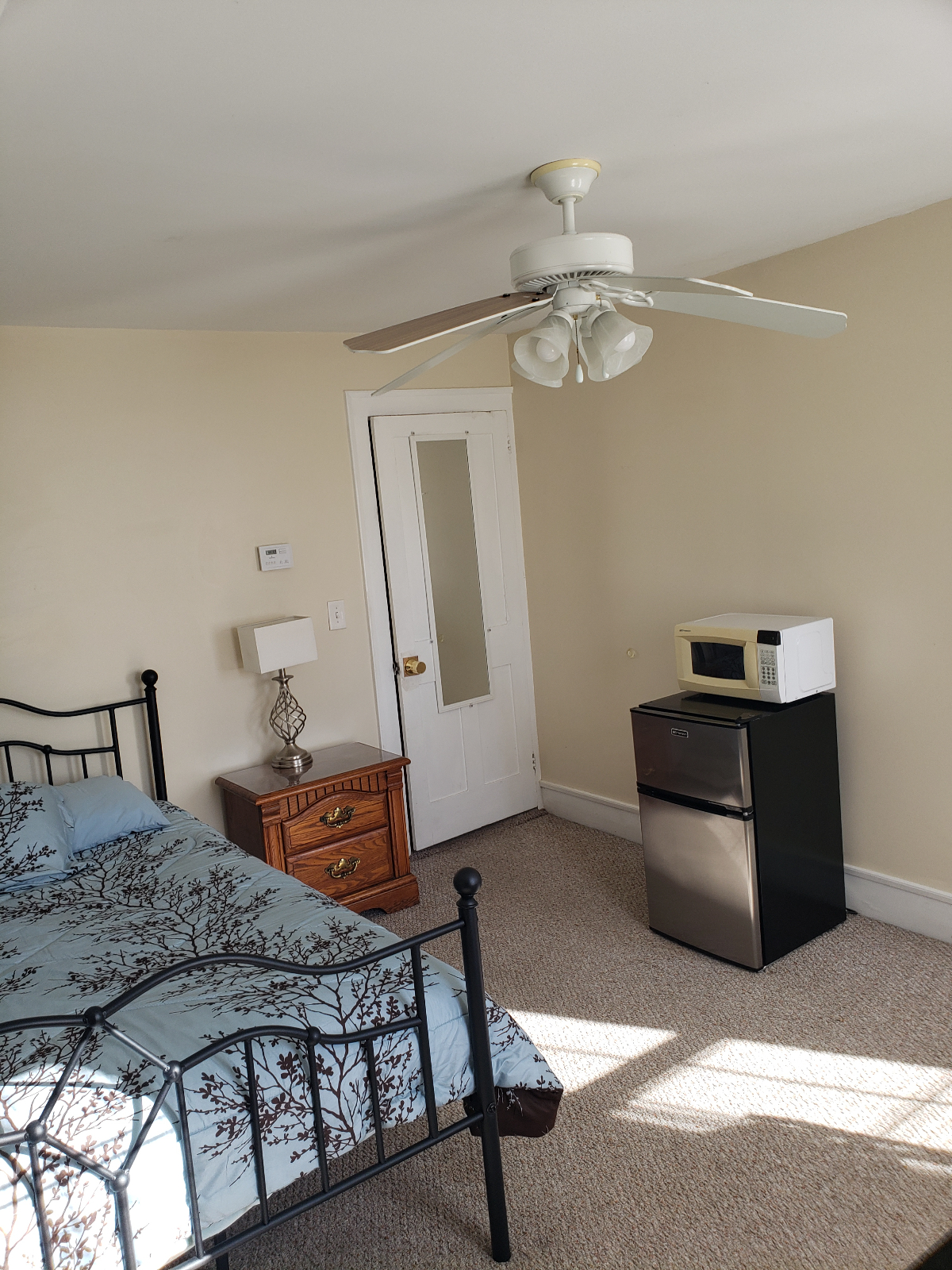 Quiet spacious home away from home - Photo 12