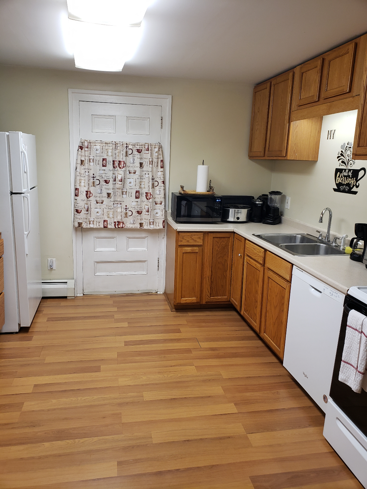 Quiet spacious home away from home - Photo 2