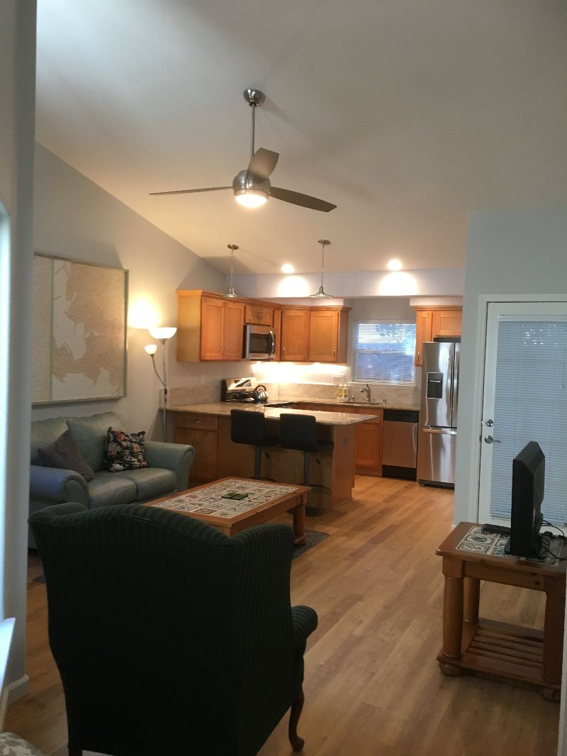 Cute Furnished Studio/Bungalow - Photo 4
