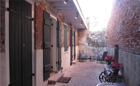 Luxury French Quarter Apartment - Photo 8