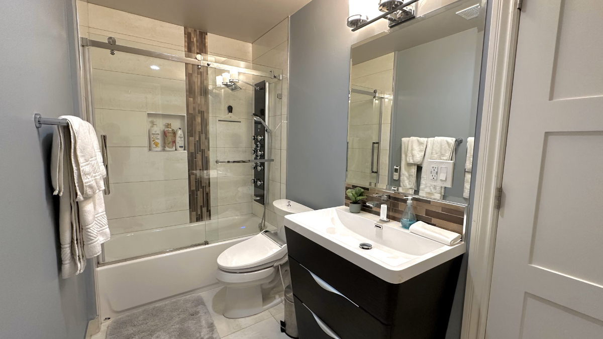 A Luxurious Guest House with Garage Parking - Photo 6